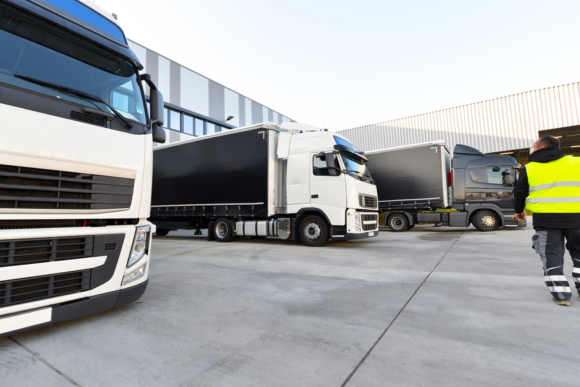 Lkw-Flotte auf einem Betriebshof – Fachkunde Güterkraftverkehr