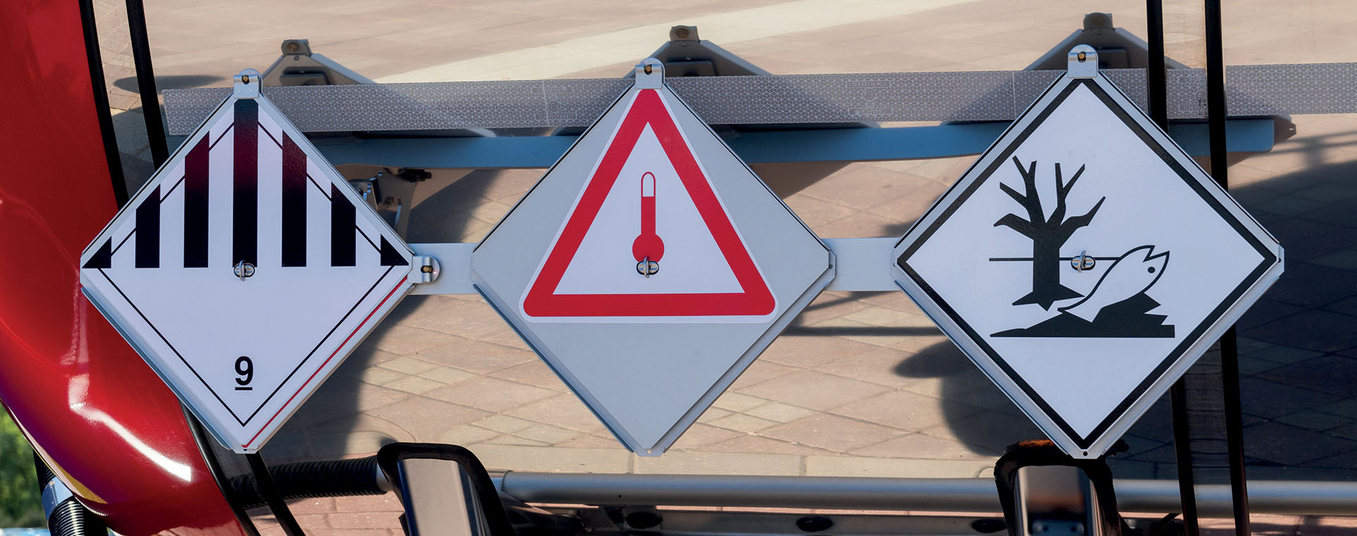 Gefahrgut-Kennzeichnung an einem Tankfahrzeug – ADR-Schulung