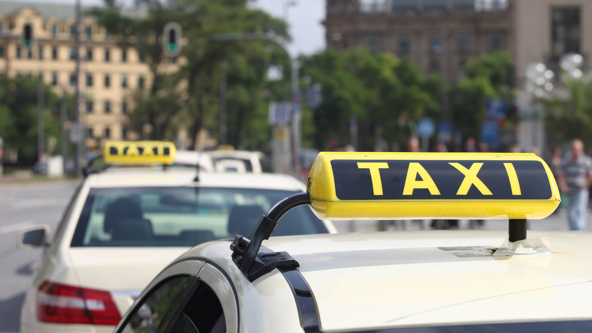 Taxis in einer Stadt aus der Vogelperspektive – Fachkunde Taxi